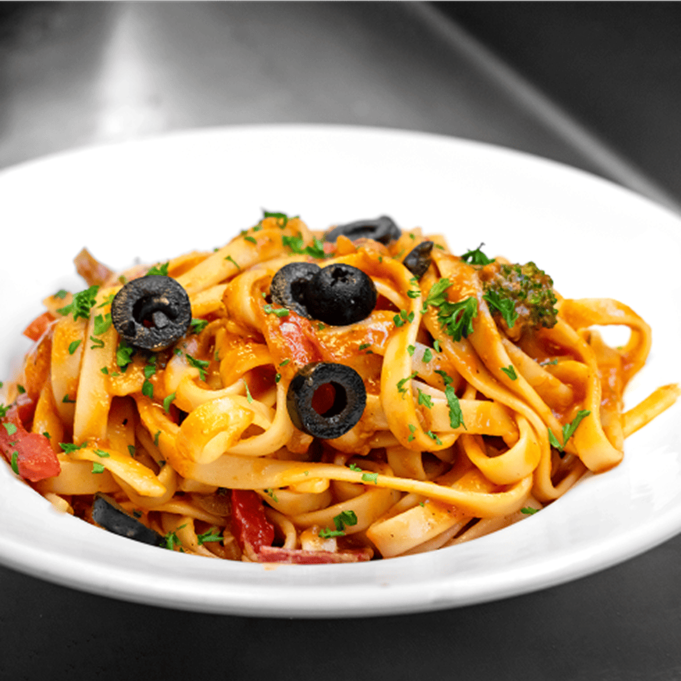 オリーブとトマトのペペロンチーノ